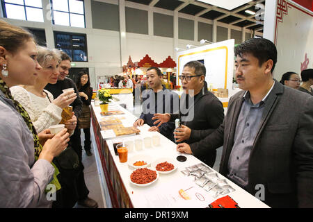 Berlin, Allemagne. 17 Jan, 2014. Visiteurs essayer wolfberries chinois à la position chinoise au cours de la 79e Semaine verte internationale de Berlin l'agriculture, à Berlin, capitale de l'Allemagne, le 17 janvier, 2014. Un total de 1650 exposants venus de 70 pays et régions participent à la 79e Semaine verte internationale Berlin foire agricole, qui devrait attirer plus de 400 000 visiteurs. Credit : Zhang Fan/Xinhua/Alamy Live News Banque D'Images