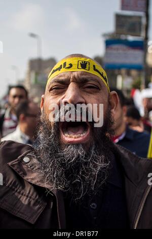 Le Caire, Égypte. 17 Jan, 2014. Un manifestant anti-militaires des slogans cris durant une cérémonie au Caire, Egypte, le 17 janvier 2014. Au moins une personnes a été tué vendredi en Egypte au cours d'affrontements entre la police et les partisans du Président islamiste déchu Mohamed Morsi, site web officiel actualités Al-Ahram a rapporté. Credit : Amru Salahuddien/Xinhua/Alamy Live News Banque D'Images