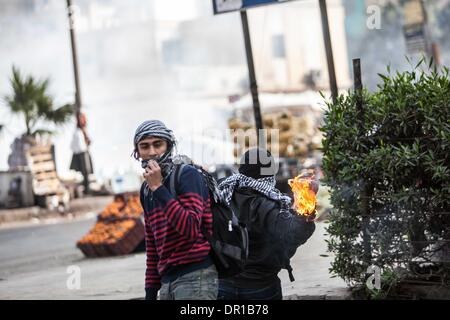 Le Caire, Égypte. 17 Jan, 2014. Des manifestants anti-militaires en conflit avec la police anti-émeute au Caire, Egypte, le 17 janvier 2014. Au moins une personnes a été tué vendredi en Egypte au cours d'affrontements entre la police et les partisans du Président islamiste déchu Mohamed Morsi, site web officiel actualités Al-Ahram a rapporté. Credit : Amru Salahuddien/Xinhua/Alamy Live News Banque D'Images