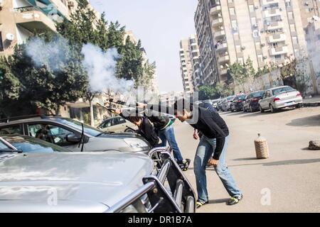 Le Caire, Égypte. 17 Jan, 2014. Des manifestants anti-militaires en conflit avec la police anti-émeute au Caire, Egypte, le 17 janvier 2014. Au moins une personnes a été tué vendredi en Egypte au cours d'affrontements entre la police et les partisans du Président islamiste déchu Mohamed Morsi, site web officiel actualités Al-Ahram a rapporté. Credit : Amru Salahuddien/Xinhua/Alamy Live News Banque D'Images