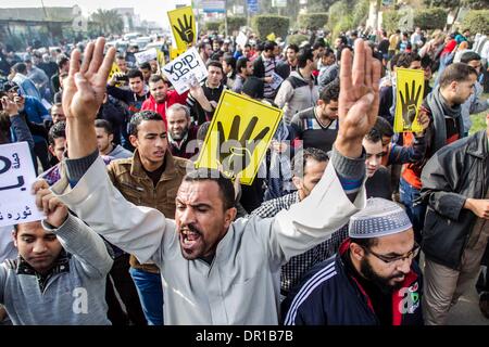 Le Caire, Égypte. 17 Jan, 2014. Le chant des manifestants anti-militaires au cours d'un des slogans en mars Le Caire, Egypte, le 17 janvier 2014. Au moins une personnes a été tué vendredi en Egypte au cours d'affrontements entre la police et les partisans du Président islamiste déchu Mohamed Morsi, site web officiel actualités Al-Ahram a rapporté. Credit : Amru Salahuddien/Xinhua/Alamy Live News Banque D'Images