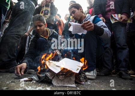 Le Caire, Égypte. 17 Jan, 2014. Des manifestants anti-militaires graver des copies du projet de nouvelle constitution au cours d'un mois de mars au Caire, Egypte, le 17 janvier 2014. Au moins une personnes a été tué vendredi en Egypte au cours d'affrontements entre la police et les partisans du Président islamiste déchu Mohamed Morsi, site web officiel actualités Al-Ahram a rapporté. Credit : Amru Salahuddien/Xinhua/Alamy Live News Banque D'Images