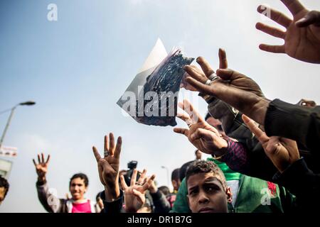 Le Caire, Égypte. 17 Jan, 2014. Des manifestants anti-militaires graver des copies du projet de nouvelle constitution au cours d'un mois de mars au Caire, Egypte, le 17 janvier 2014. Au moins une personnes a été tué vendredi en Egypte au cours d'affrontements entre la police et les partisans du Président islamiste déchu Mohamed Morsi, site web officiel actualités Al-Ahram a rapporté. Credit : Amru Salahuddien/Xinhua/Alamy Live News Banque D'Images