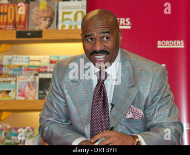 Apr 01, 2009 - L'état de Philadelphie, Pennsylvanie, USA - auteur et comédien STEVE HARVEY autographes son no1 sur la liste des meilleures ventes nouveau livre 'Act Like a Lady, Think Like a Man' pour des centaines de fans de sexe féminin aux frontières Book Store à Philadelphie. (Crédit Image : © Ricky Fitchett/ZUMA Press) Banque D'Images