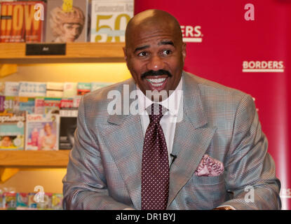 Apr 01, 2009 - L'état de Philadelphie, Pennsylvanie, USA - auteur et comédien STEVE HARVEY autographes son no1 sur la liste des meilleures ventes nouveau livre 'Act Like a Lady, Think Like a Man' pour des centaines de fans de sexe féminin aux frontières Book Store à Philadelphie. (Crédit Image : © Ricky Fitchett/ZUMA Press) Banque D'Images