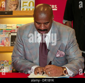 Apr 01, 2009 - L'état de Philadelphie, Pennsylvanie, USA - auteur et comédien STEVE HARVEY autographes son no1 sur la liste des meilleures ventes nouveau livre 'Act Like a Lady, Think Like a Man' pour des centaines de fans de sexe féminin aux frontières Book Store à Philadelphie. (Crédit Image : © Ricky Fitchett/ZUMA Press) Banque D'Images