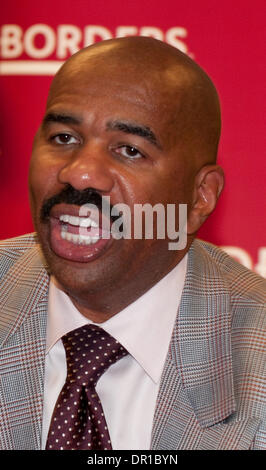 Apr 01, 2009 - L'état de Philadelphie, Pennsylvanie, USA - auteur et comédien STEVE HARVEY autographes son no1 sur la liste des meilleures ventes nouveau livre 'Act Like a Lady, Think Like a Man' pour des centaines de fans de sexe féminin aux frontières Book Store à Philadelphie. (Crédit Image : © Ricky Fitchett/ZUMA Press) Banque D'Images