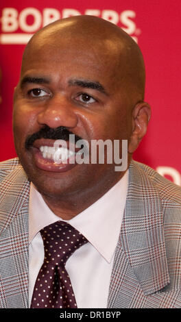 Apr 01, 2009 - L'état de Philadelphie, Pennsylvanie, USA - auteur et comédien STEVE HARVEY autographes son no1 sur la liste des meilleures ventes nouveau livre 'Act Like a Lady, Think Like a Man' pour des centaines de fans de sexe féminin aux frontières Book Store à Philadelphie. (Crédit Image : © Ricky Fitchett/ZUMA Press) Banque D'Images