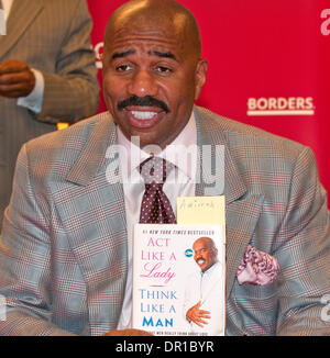 Apr 01, 2009 - L'état de Philadelphie, Pennsylvanie, USA - auteur et comédien STEVE HARVEY autographes son no1 sur la liste des meilleures ventes nouveau livre 'Act Like a Lady, Think Like a Man' pour des centaines de fans de sexe féminin aux frontières Book Store à Philadelphie. (Crédit Image : © Ricky Fitchett/ZUMA Press) Banque D'Images