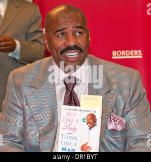 Apr 01, 2009 - L'état de Philadelphie, Pennsylvanie, USA - auteur et comédien STEVE HARVEY autographes son no1 sur la liste des meilleures ventes nouveau livre 'Act Like a Lady, Think Like a Man' pour des centaines de fans de sexe féminin aux frontières Book Store à Philadelphie. (Crédit Image : © Ricky Fitchett/ZUMA Press) Banque D'Images