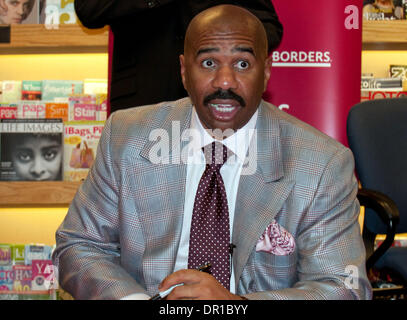 Apr 01, 2009 - L'état de Philadelphie, Pennsylvanie, USA - auteur et comédien STEVE HARVEY autographes son no1 sur la liste des meilleures ventes nouveau livre 'Act Like a Lady, Think Like a Man' pour des centaines de fans de sexe féminin aux frontières Book Store à Philadelphie. (Crédit Image : © Ricky Fitchett/ZUMA Press) Banque D'Images