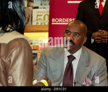 Apr 01, 2009 - L'état de Philadelphie, Pennsylvanie, USA - auteur et comédien STEVE HARVEY autographes son no1 sur la liste des meilleures ventes nouveau livre 'Act Like a Lady, Think Like a Man' pour des centaines de fans de sexe féminin aux frontières Book Store à Philadelphie. (Crédit Image : © Ricky Fitchett/ZUMA Press) Banque D'Images