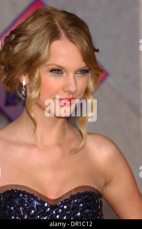 J14203PR.TAYLOR SWIFT.La première mondiale de Walt Disney Pictures ''Hannah Montana The Movie'' tenue à l'El Capitan Theatre à Hollywood, Californie Le 4-02-2009.Photo par Phil-Roach-Ipol Photos Globe, Inc.(Image Crédit : © Phil Roach/Photos/ZUMAPRESS.com) Globe Banque D'Images