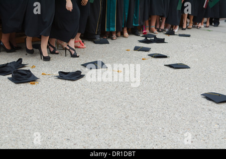 Fallen Square Caps à Cérémonie de remise des diplômes universitaires Banque D'Images