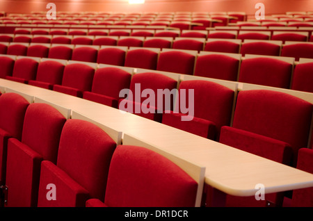 Salle de conférence vide avec des sièges rouge Close-up Banque D'Images