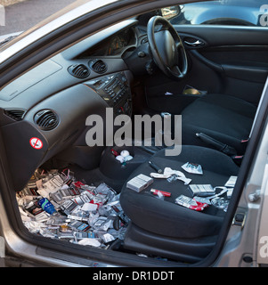 De nombreux paquets de cigarettes jetées jeté SUR LE PLANCHER D'UNE VOITURE FORD FOCUS, PAR UN FUMEUR. Banque D'Images