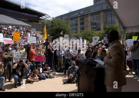 Apr 15, 2009 - Austin, Texas, USA - Texas Railroad Commissaire Michael Williams parle à une foule à Austin l'Hôtel de Ville pour protester contre les dépenses publiques excessives et de sauvetages organisés dans le cadre du 'tea party' manifestations dans tout le pays pour l'impôt national 24. (Crédit Image : © Peter Silva/ZUMA Press) Banque D'Images