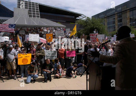 Apr 15, 2009 - Austin, Texas, USA - Texas Railroad Commissaire Michael Williams parle à une foule à Austin l'Hôtel de Ville pour protester contre les dépenses publiques excessives et de sauvetages organisés dans le cadre du 'tea party' manifestations dans tout le pays pour l'impôt national 24. (Crédit Image : © Peter Silva/ZUMA Press) Banque D'Images