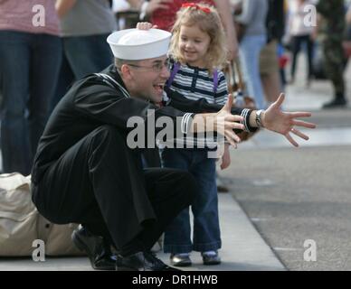 25 novembre 2008, Poway , CA, marins et leur faimilies ont retrouvé le mardi 25 novembre, après le porte-avions USS Ronald Reagan de rentrer d'une mission de six mois pour prendre en charge des missions de combat en Afghanistan et l'aide humanitaire à la République des Philippines après qu'elles ont été touchées par le typhon Fengshen. Machiniste de l'aviation première classe mate JACQUES SARLES tente de coa Banque D'Images