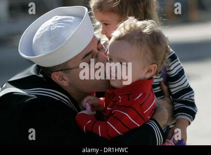 25 novembre 2008, Poway , CA, marins et leur faimilies ont retrouvé le mardi 25 novembre, après le porte-avions USS Ronald Reagan de rentrer d'une mission de six mois pour prendre en charge des missions de combat en Afghanistan et l'aide humanitaire à la République des Philippines après qu'elles ont été touchées par le typhon Fengshen. Machiniste Aviation mate first class JAMES SARLES embrassa son 1 Banque D'Images