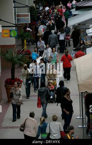 Le 28 novembre 2008, San Diego , CA, au centre commercial Fashion Valley foules étaient stables et des capacités vers 10 heures. Crédit obligatoire : Photo de JOHN GIBBINS/San Diego Union-Tribune/ZUMA PRESS. Copyright 2008, (Crédit Image : © Le San Diego Union Tribune/ZUMA Press) Banque D'Images