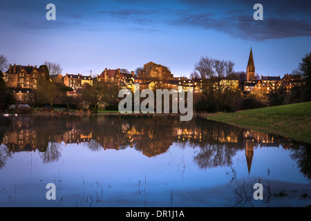 La ville de Malmesbury Wiltshire reflétée dans l'eau au crépuscule au début de janvier. Banque D'Images