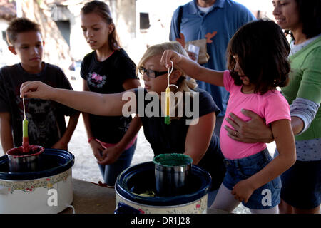 Le 29 novembre 2008, CA  Vista JORDANIE ZEPEDA, 10, gauche, KELLSIE <cq > ZEPEDA, 12, ALYSSA WOLF, 14, CLARESSA ZEPEDA, 4 et leur LESTENA ZEPEDA, droite, sont ensemble à la fabrication de bougies lors de ''Noël'' Rancho au Rancho Guajome Adobe dans Vista.  Laura Embry/San Diego Union-Tribune/Zuma Press, copyright 2007 San Diego Union-Tribune (crédit Image : © San Diego l'Unio Banque D'Images