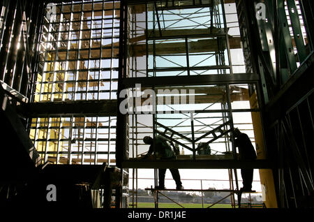 HLloganLibrary292812x002.jpg 12/3/2008 LOGAN HEIGHTS (San Diego, Californie) États-Unis d'  (CQ) JORGE (CQ) GONZALEZ, Gauche, et (CQ) RON (CQ) MUELA, droite, travailler sur le vitrage et d'armer des fenêtres de la nouvelle Logan Heights en construction de la Direction générale de la Bibliothèque publique de San Diego qui s'ouvrira à l'automne 2009. Crédit obligatoire : Photo par Howard Lipin/San Diego Union-Tribune/Zuma Pr Banque D'Images