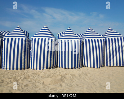 Tentes à rayures sur la plage d'Ondarreta, à San Sebastian, Pays Basque, Espagne Banque D'Images