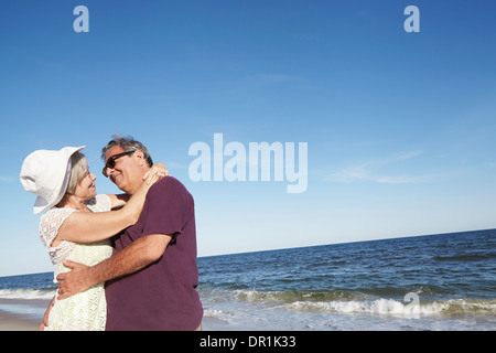 Senior couple dancing on tropical beach Banque D'Images