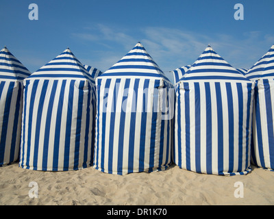 Tentes à rayures sur la plage d'Ondarreta, à San Sebastian, Pays Basque, Espagne Banque D'Images