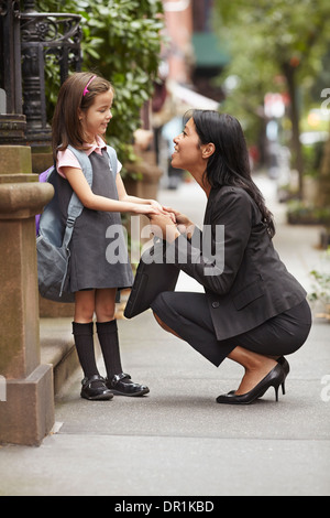 Mère Fille de souhaits on city street Banque D'Images