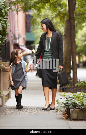 Mère et fille walking on city street Banque D'Images