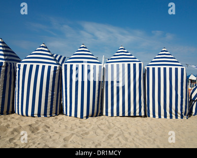 Tentes à rayures sur la plage d'Ondarreta, à San Sebastian, Pays Basque, Espagne Banque D'Images