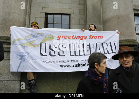 Dublin, Irlande. 17 janvier 2014. Une bannière, en indiquant "salutations du USS Irlande", pour protester contre l'utilisation de l'aéroport de Shannon pour une escale pour les vols militaires américains, s'affiche à l'extérieur du Ministère de la Justice. Les militants ont protesté devant le ministère irlandais de la Justice contre la détention d'un activiste de la paix Claude D'Arcy. La victime du cancer de 79 ans a été emprisonné pendant 3 mois pour l'intrusion sur l'aéroport de Shannon au cours d'une manifestation en 2012 contre l'utilisation de l'aéroport comme point d'escale pour les vols militaires américains. Crédit : Michael Debets/Alamy Live News Banque D'Images