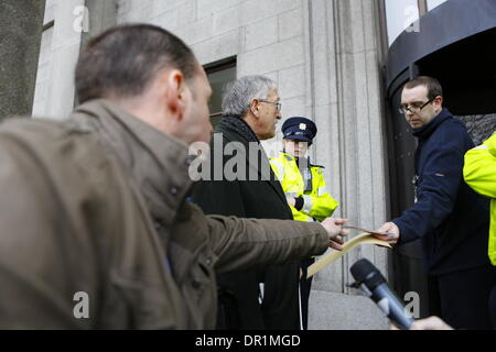 Dublin, Irlande. 17 janvier 2014. Une lettre de Paul Murphy, eurodéputé du parti socialiste est remis à un fonctionnaire du ministère de la Justice. Les militants ont protesté devant le ministère irlandais de la Justice contre la détention d'un activiste de la paix Claude D'Arcy. La victime du cancer de 79 ans a été emprisonné pendant 3 mois pour l'intrusion sur l'aéroport de Shannon au cours d'une manifestation en 2012 contre l'utilisation de l'aéroport comme point d'escale pour les vols militaires américains. Crédit : Michael Debets/Alamy Live News Banque D'Images