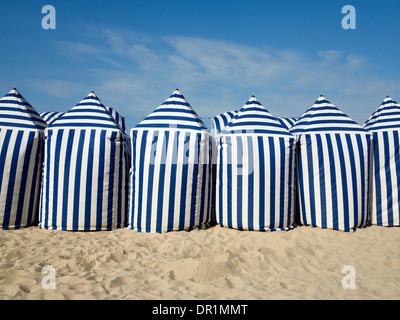 Tentes à rayures sur la plage d'Ondarreta, à San Sebastian, Pays Basque, Espagne Banque D'Images