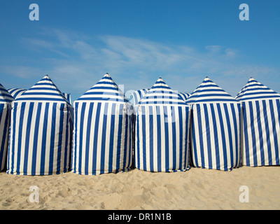 Tentes à rayures sur la plage d'Ondarreta, à San Sebastian, Pays Basque, Espagne Banque D'Images