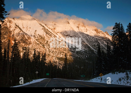 Kangaroo Ridge au coucher du soleil depuis le sommet de Washington sur le passage de l'autoroute du nord des Cascades dans la forêt nationale d'Okanogan. Banque D'Images