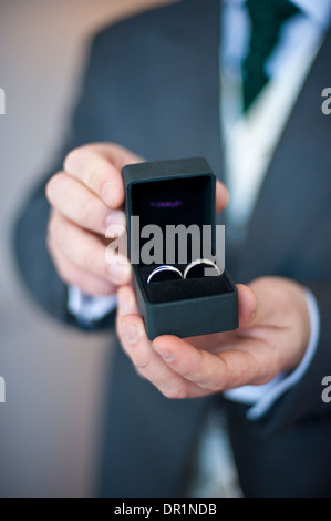 La mariée et le marié mariage tenue en mains Banque D'Images