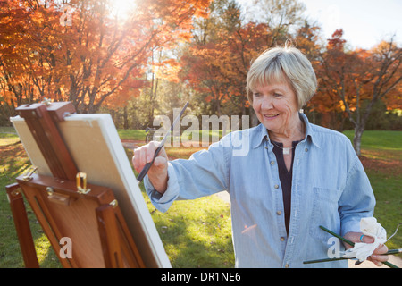 Peinture Senior woman outdoors Banque D'Images