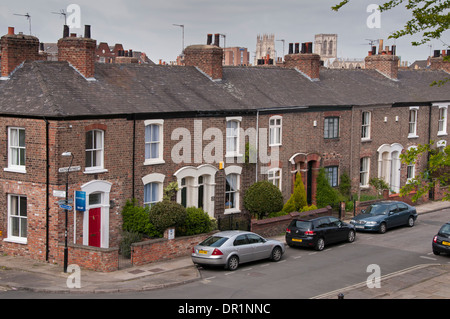 Grande vue sur une rangée de petites maisons victoriennes en brique rouge (chalets) sur Victor Street (Minster Beyond) - York, Yorkshire, Angleterre, Royaume-Uni Banque D'Images