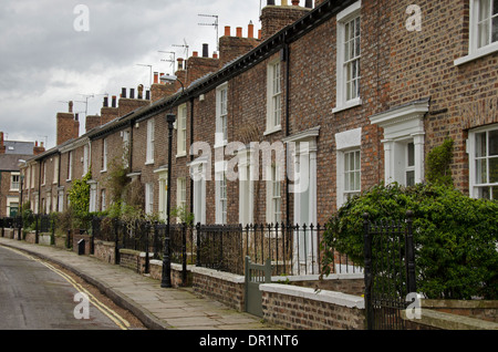 Belle terrasse de style victorien classé Grade 2 de maisons avec de petits jardins avant et garde-corps - Dewsbury, York, North Yorkshire, Angleterre, Royaume-Uni. Banque D'Images