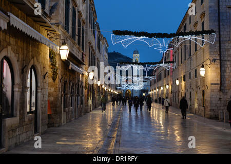 Dubrovnik, Croatie. 05Th Jan, 2014. Vue de la rue principale de Dubrovnik Stradun, dans la ville historique de Dubrovnik, Croatie, 08 janvier 2014. La vieille ville est un patrimoine mondial de l'UNESCO. Photo : Jens Kalaene/dpa/Alamy Live News Banque D'Images