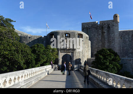 Dubrovnik, Croatie. 05Th Jan, 2014. Vue d'un pont et la tour de la muraille de la ville menant à la ville historique de Dubrovnik, Croatie, 08 janvier 2014. La vieille ville est un patrimoine mondial de l'UNESCO. Photo : Jens Kalaene/dpa/Alamy Live News Banque D'Images