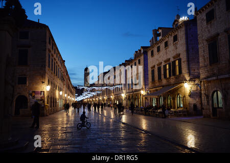 Dubrovnik, Croatie. 05Th Jan, 2014. Vue de la rue principale de Dubrovnik Stradun, dans la ville historique de Dubrovnik, Croatie, 08 janvier 2014. La vieille ville est un patrimoine mondial de l'UNESCO. Photo : Jens Kalaene/dpa/Alamy Live News Banque D'Images