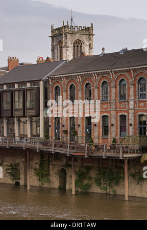 Rivière Ouse, Riverside (bâtiments réaménagés Ebor historique Hall) & long walkway balcon avec coin salon Cafe - York, North Yorkshire, Angleterre, Royaume-Uni. Banque D'Images