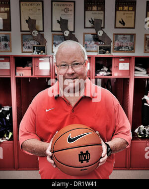 Santa Ana, CA, . 29 Oct, 2013. Mater Dei High School l'entraîneur-chef Gary McKnight pose au cours d'une session de portrait Photo sur le campus de Mater Dei High School à Santa Ana, Californie.Louis Lopez/CSM/Alamy Live News Banque D'Images