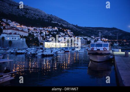 Dubrovnik, Croatie. 05Th Jan, 2014. Le vieux port de la ville historique de Dubrovnik, Croatie, 08 janvier 2014. La vieille ville est un patrimoine mondial de l'UNESCO. Photo : Jens Kalaene/dpa/Alamy Live News Banque D'Images