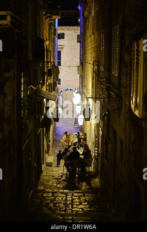 Dubrovnik, Croatie. 05Th Jan, 2014. Une rue avec des bars et restaurants dans la ville historique de Dubrovnik, Croatie, 08 janvier 2014. La vieille ville est un patrimoine mondial de l'UNESCO. Photo : Jens Kalaene/dpa/Alamy Live News Banque D'Images